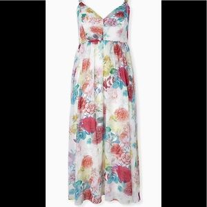Torrid size 1 chiffon floral maxi bnwt just smell pull in bread area